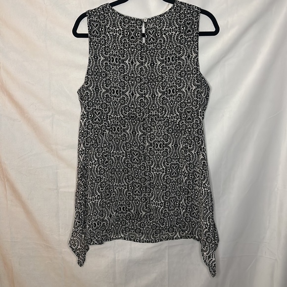 FEVER BLACK AND WHITE PATTERN TUNIC TANK (M) - Picture 6 of 7